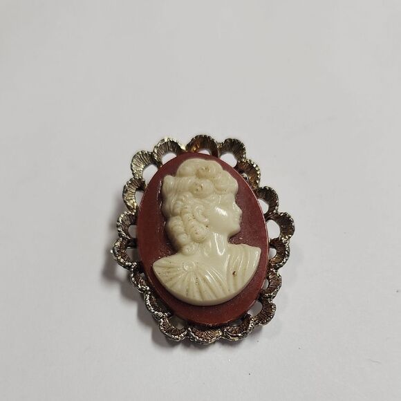 Vintage Cameo Brooch - Picture 1 of 3